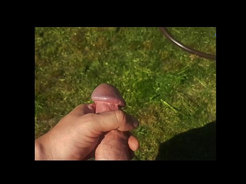 ❤️ A boazona se fode e se ejacula com um esguicho em um jardim de verão Porno russo em nós ❌️❤
