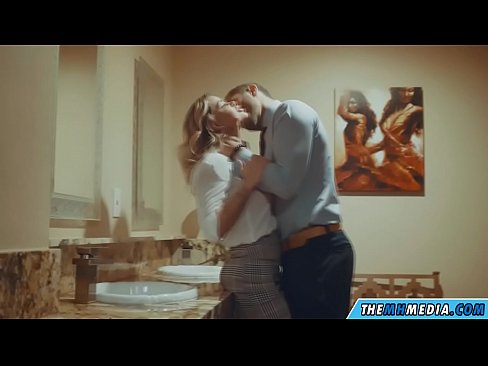 ❤️ Quando uma loira peituda o seduz em um banheiro público Porno russo em nós ❌️❤